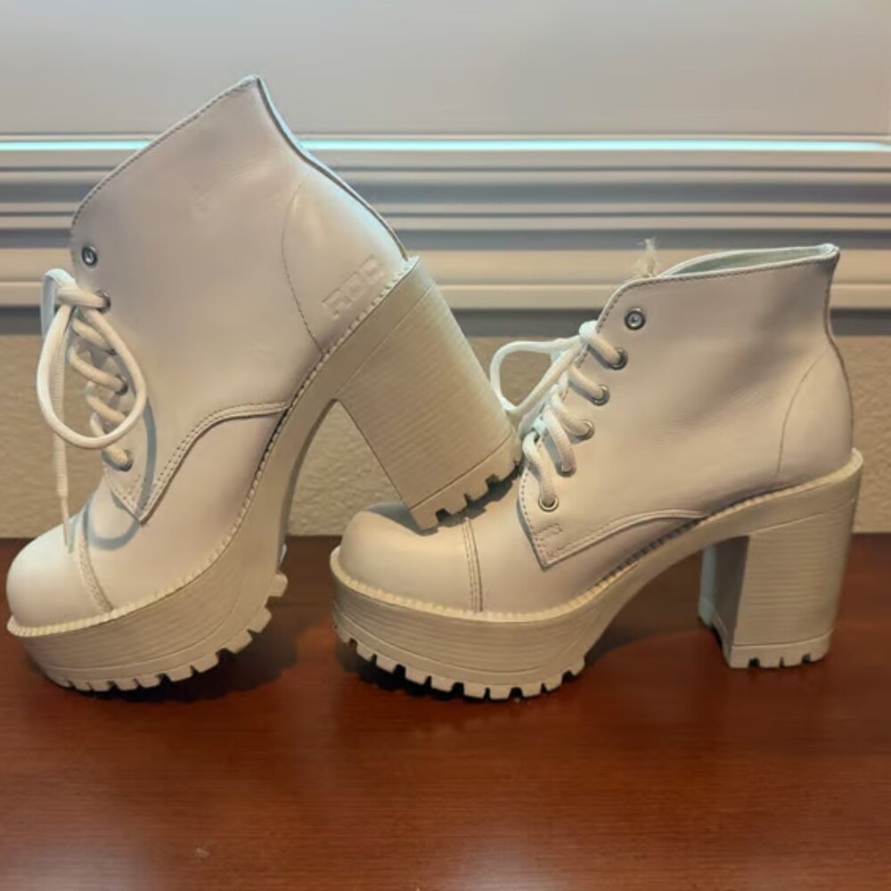ROC White Platform Chunky Heel Lace-Up Boots – Women’s Size 7 – Excellent Cond